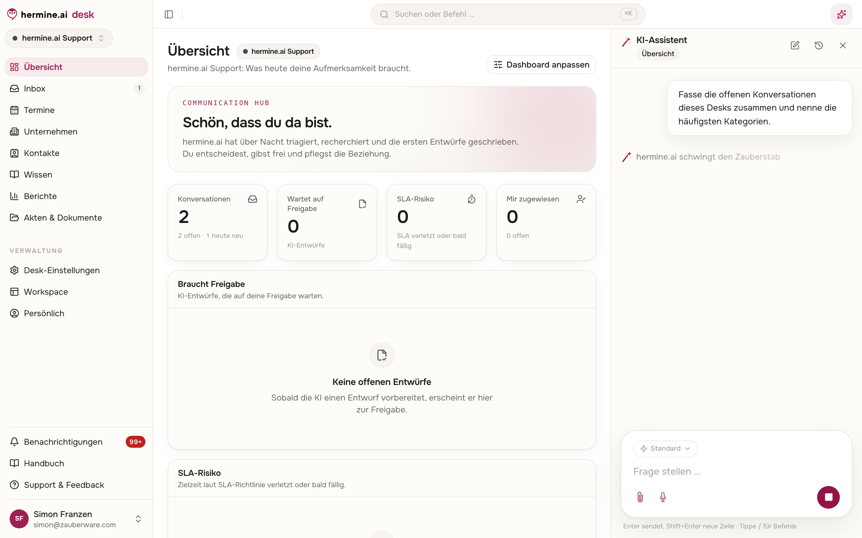 Der KI-Assistent während der Arbeit: Live-Anzeige mit Sekundenzähler, Abbrechen-Button und einer Zeile pro Werkzeug-Aufruf