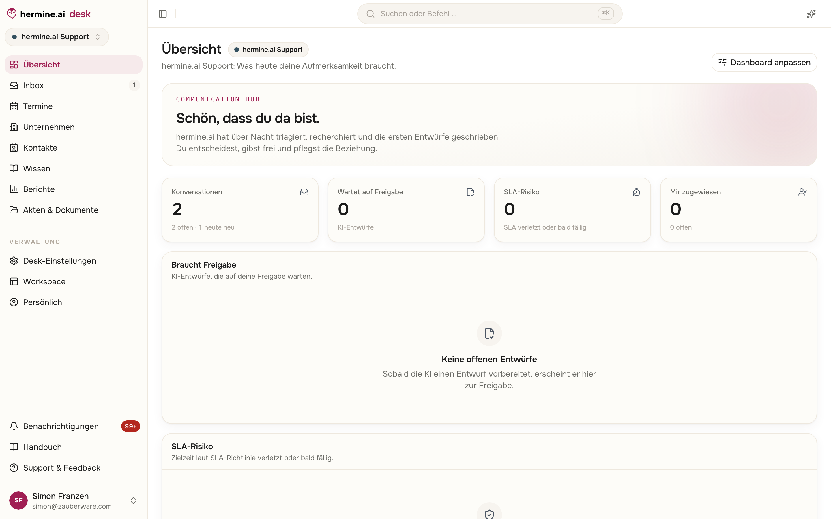 Dashboard Übersicht mit Kennzahlenreihe, den Karten Braucht Freigabe, SLA-Risiko, Volumen und Meine Termine