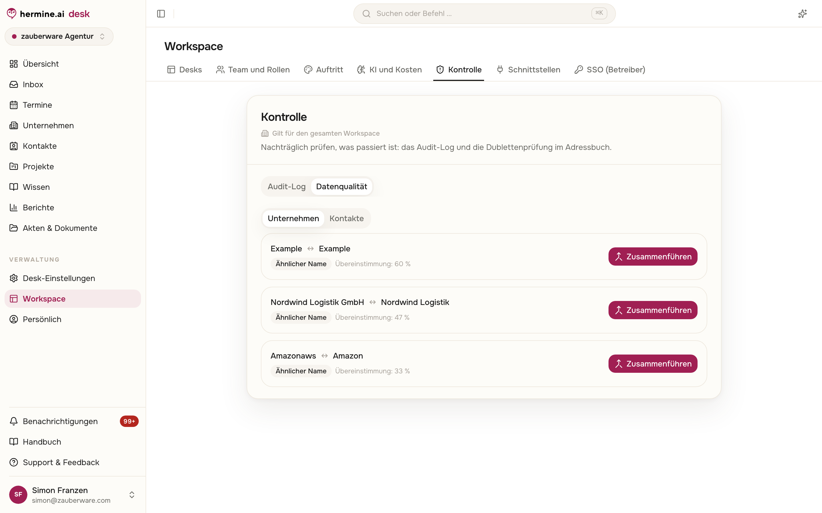 Datenqualität mit Tabs für Unternehmen und Kontakte sowie zwei Duplikat-Paaren mit Grund, Übereinstimmung und dem Button Zusammenführen
