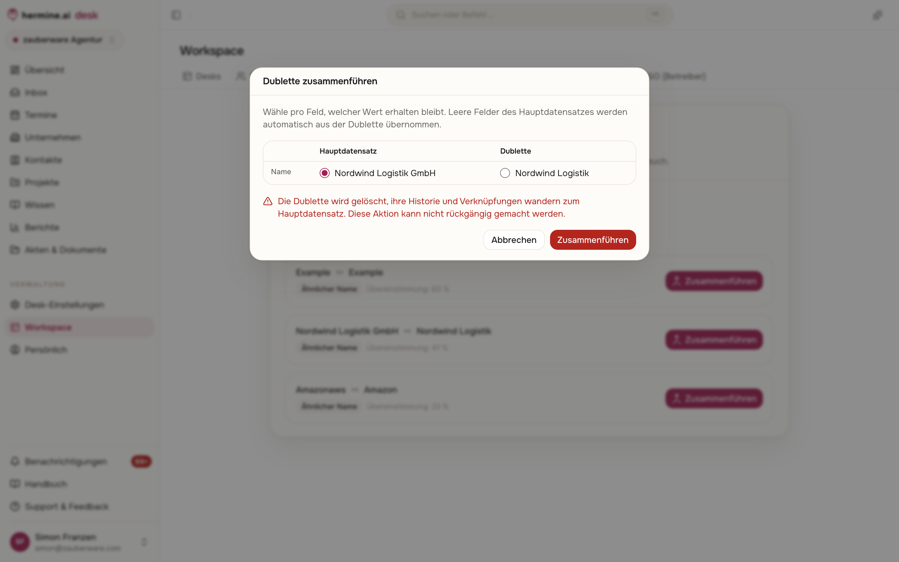 Dialog Dublette zusammenführen mit Feldvergleich zwischen Hauptdatensatz und Dublette, Warnhinweis und den Buttons Abbrechen und Zusammenführen