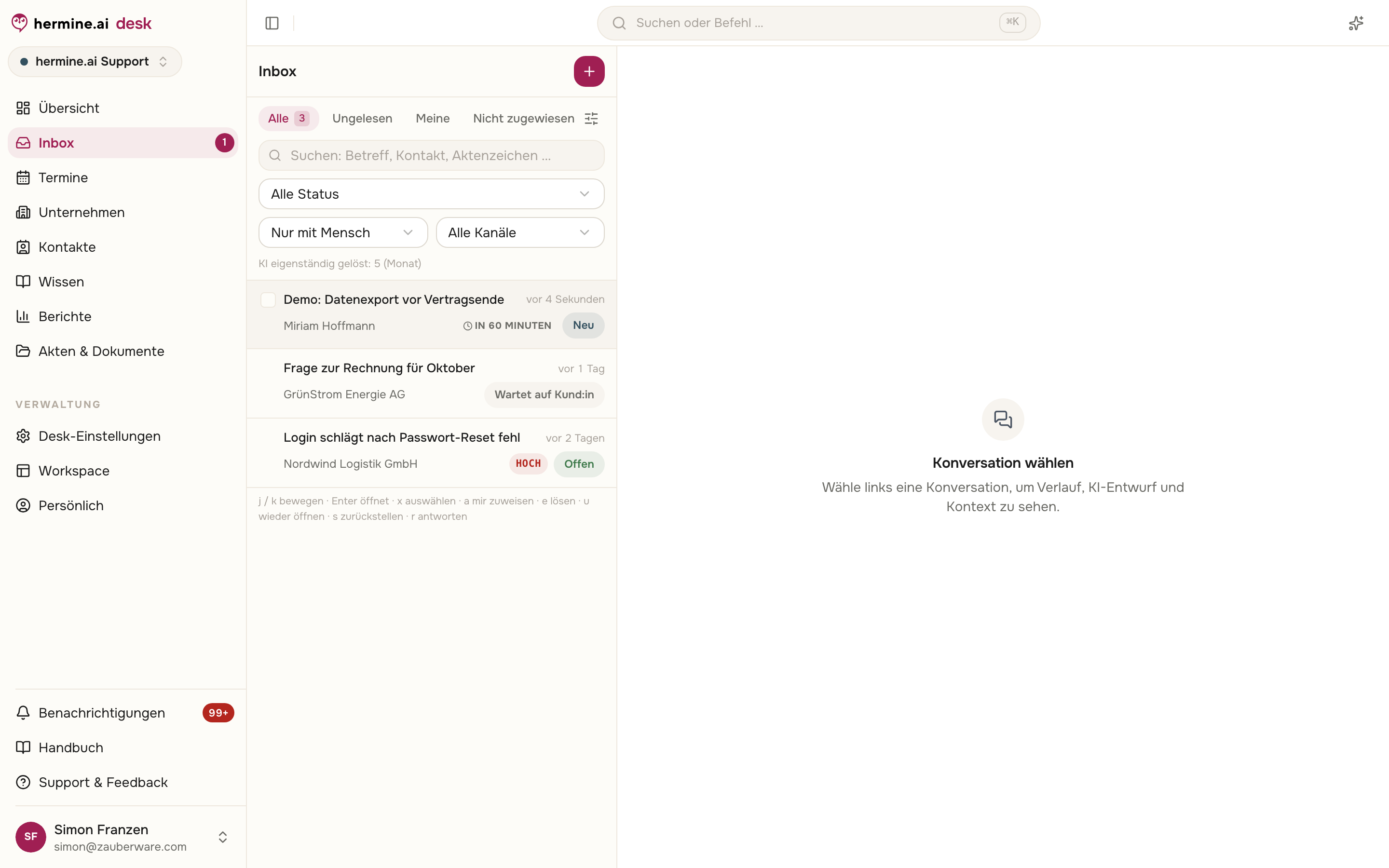 Inbox mit Warteschlange links, Ansichten, Status-Filter, Konversationszeilen mit SLA-Chips und Tastaturkürzeln im Fußbereich
