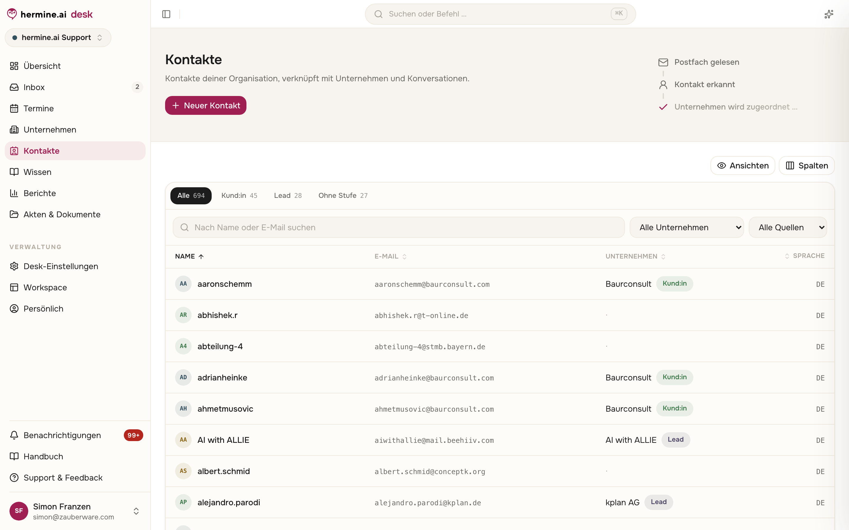 Kontaktliste mit Schnellfiltern, Suche nach Name oder E-Mail, Unternehmensfilter und Spalten für E-Mail, Unternehmen und Sprache
