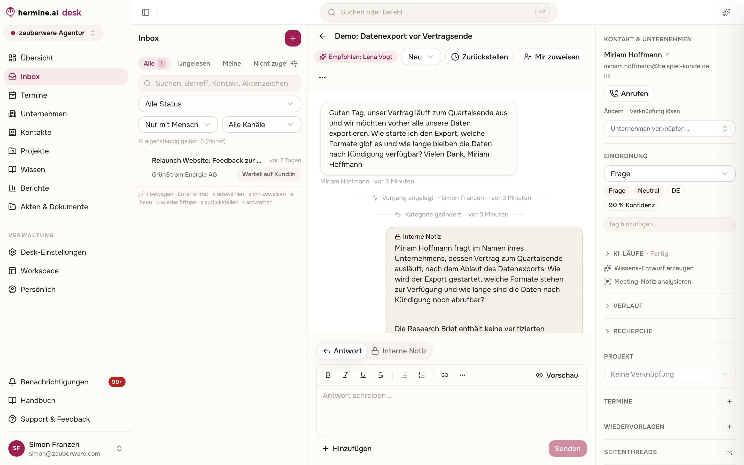 Konversationsansicht mit Kundennachricht, KI-Entwurf mit Freigabe-Buttons und Kontextpanel mit Klassifizierung