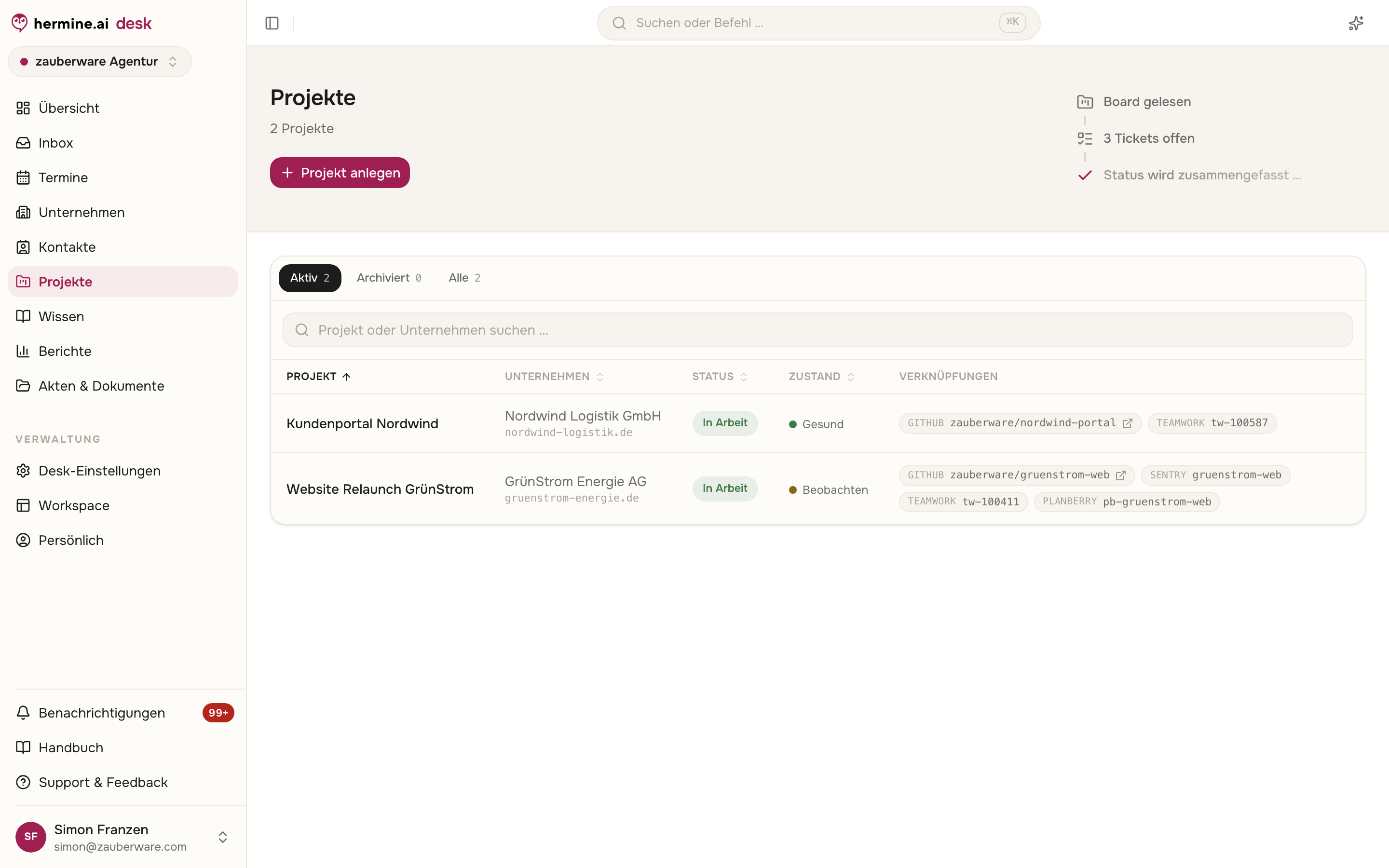 Projektliste auf dem Agentur-Desk mit Status, Zustands-Ampel und Verknüpfungs-Chips zu GitHub, Teamwork, Planberry und Sentry