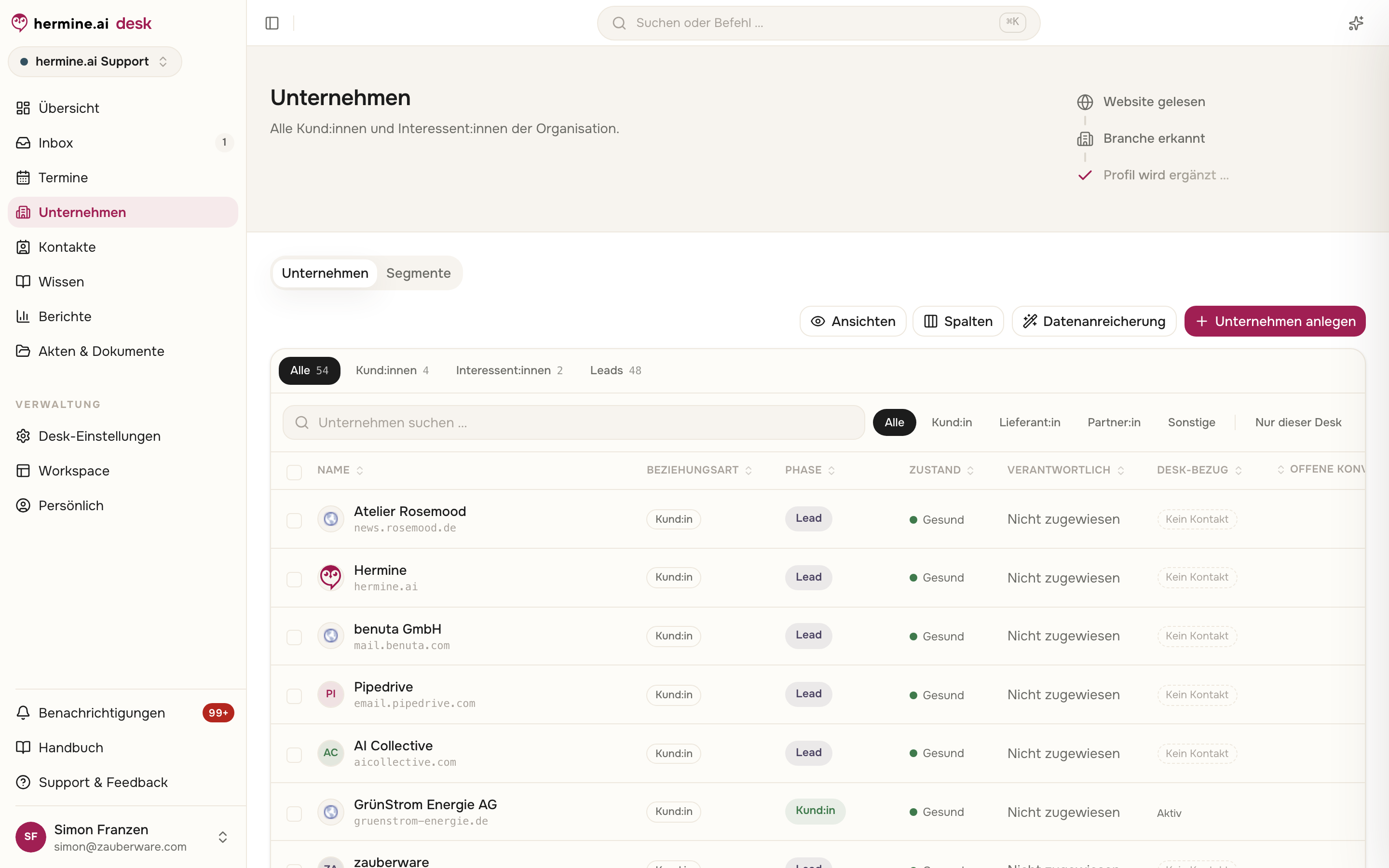 Unternehmensliste mit Schnellfiltern nach Phase, Suche, Beziehungsart-Filter und Spalten für Phase, Zustand und offene Konversationen