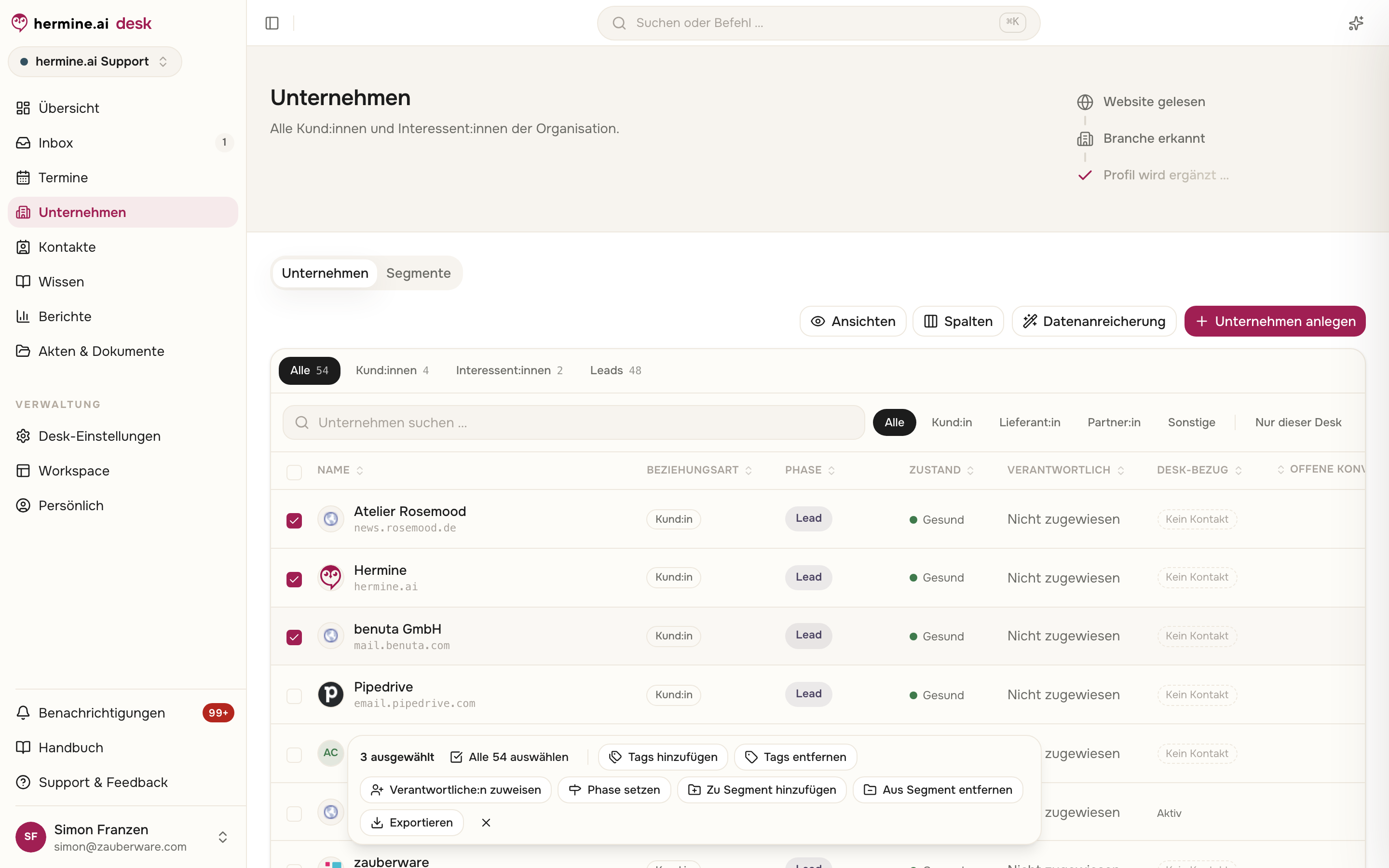 Unternehmensliste mit ausgewählten Zeilen und der schwebenden Aktionsleiste mit Tags, Verantwortliche:r, Phase, Segment und Export