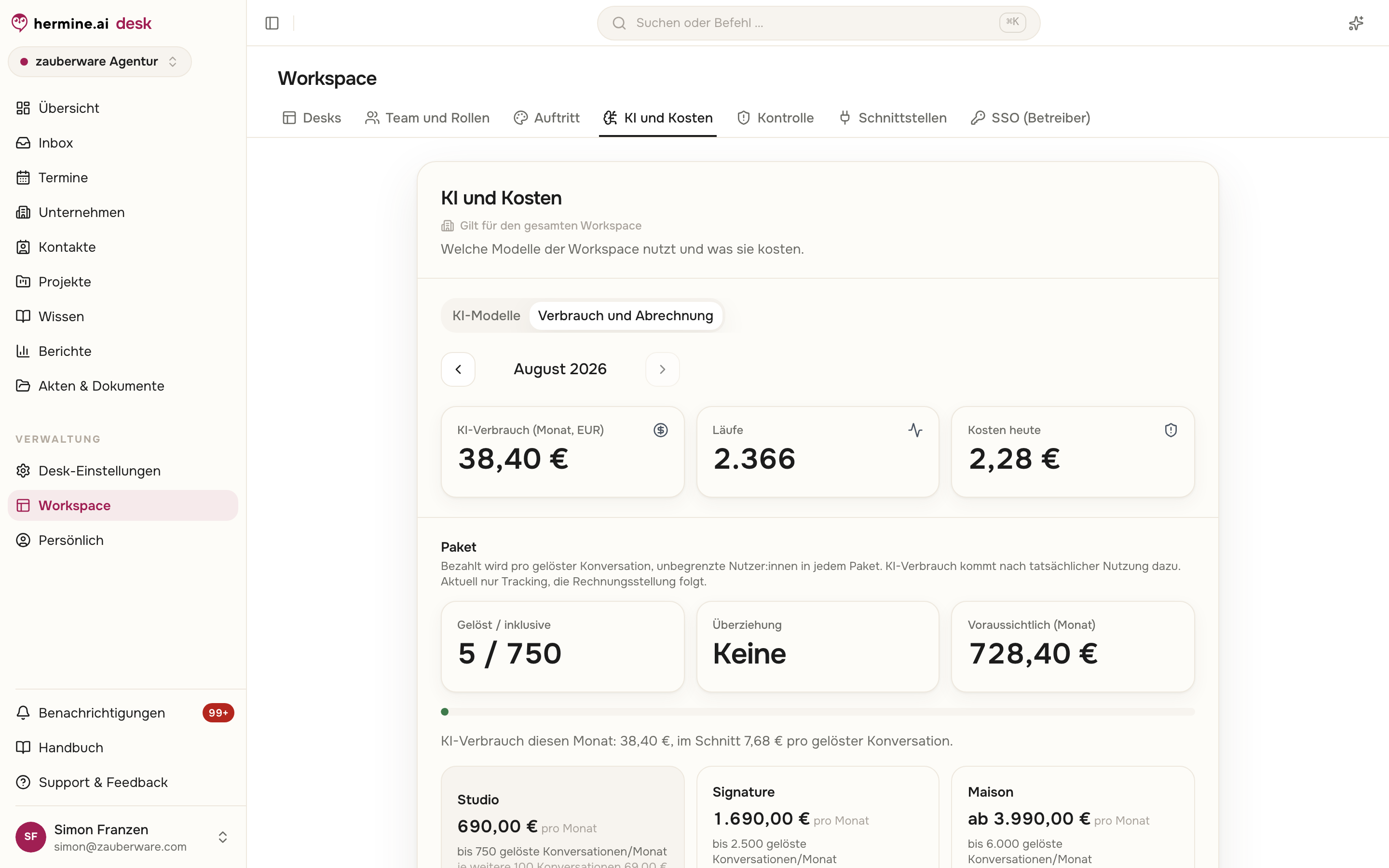 Verbrauch und Abrechnung mit Monatsauswahl, Kostenkacheln, Tageslimit-Balken, abrechenbaren Konversationen und der Tabelle nach Desk